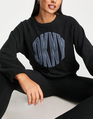 Уютный черный комплект из свитера и леггинсов DKNY с крупным логотипом DKNY